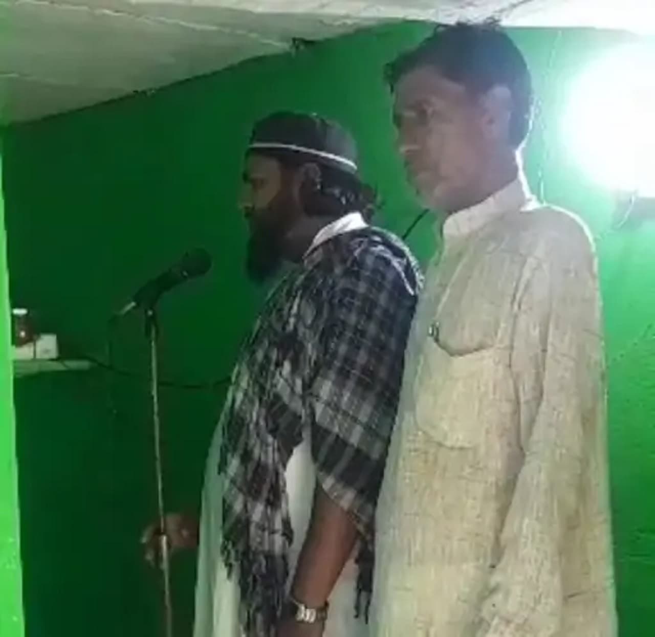 पंचायत का फरमान, साइबर अपराध किया तो एक लाख जुर्माना, मथुरा में कुरान उठवाकर दिलाई कसम, फर्जी सिम तोड़े
