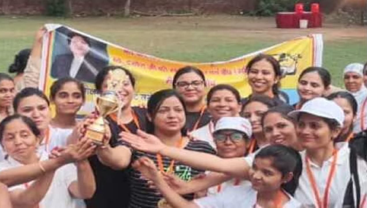 कोर्ट रूम के बाहर क्रिकेट के मैदान पर महिला जज - वकील आए आमने सामने, बारिश ने किसी को नहीं जीतने दिया