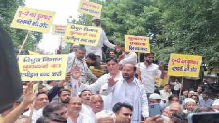 मेरठ : बिजली दरों के विरोध में बुनकरों ने भीषण गर्मी में 5 किमी पैदल चलकर निकाला मार्च, दिल्ली कूच की चेतावनी