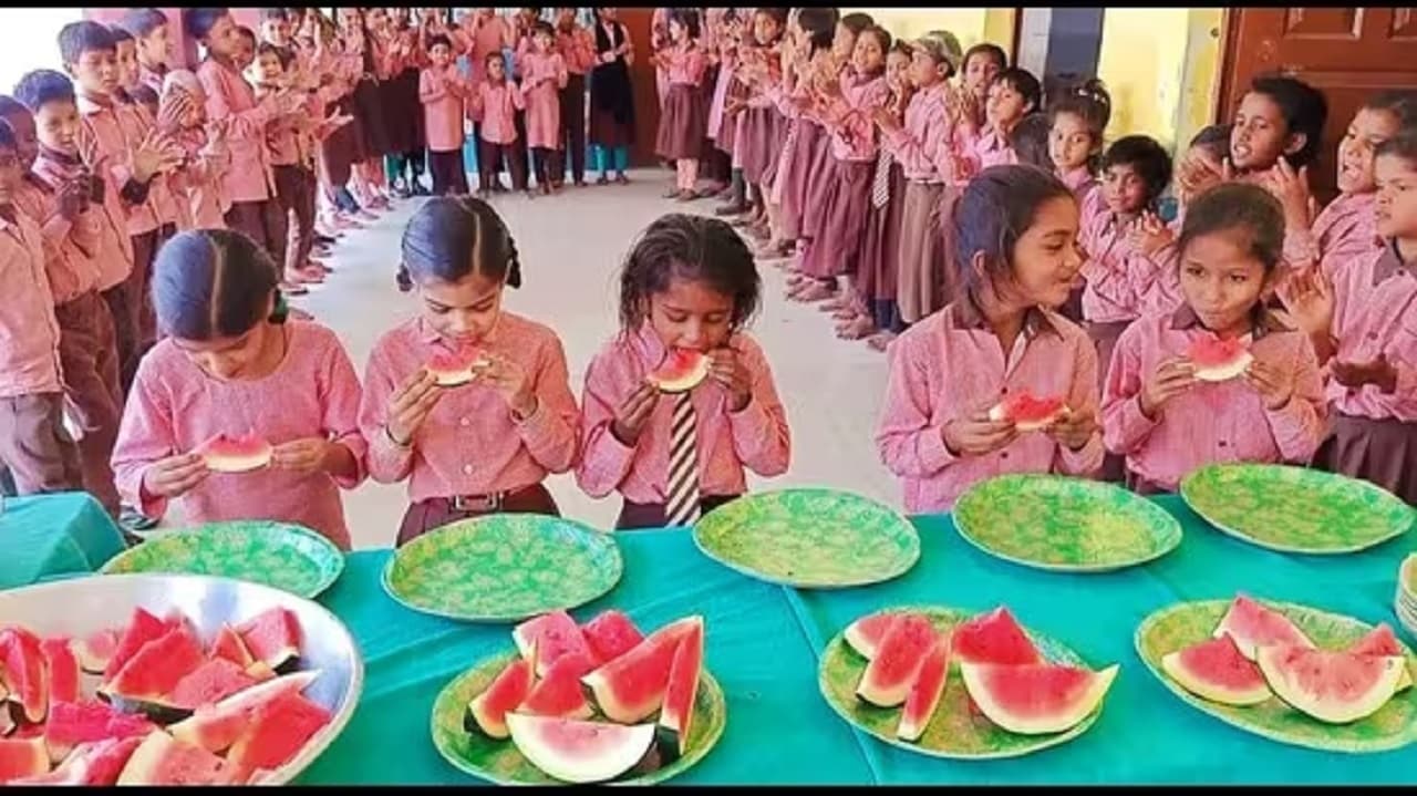 UP News : मऊ के सरकारी स्कूल में शनिवार बना फन डे, शिक्षक चंदा कर बच्चों को खिला रहे मौसमी फल- व्यंजन
