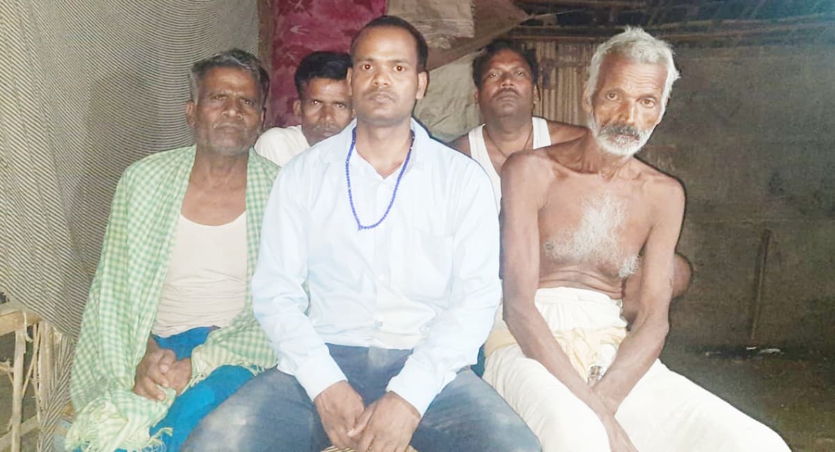 Araria: तीन अपराधियों ने हवाई फायरिंग कर ICICI बैंक के कैशियर से लूटे नकदी और सामान, मौके से खोखा बरामद