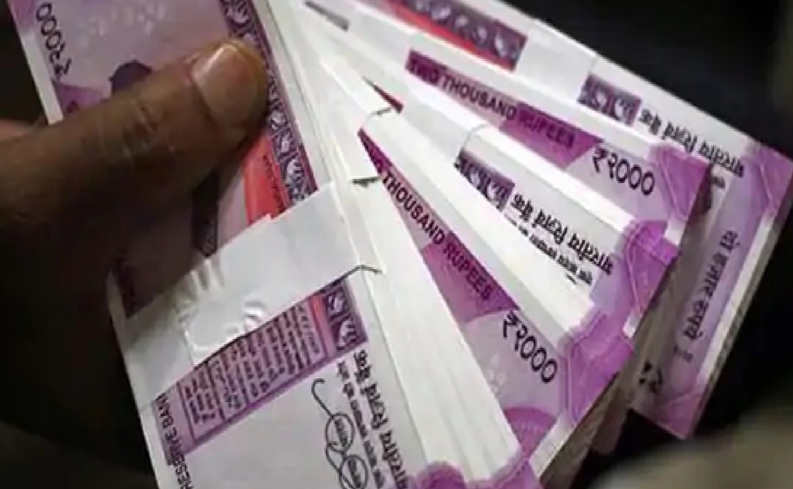 झारखंड के कई इलाकों में सूदखोर फैला रहे जाल, प्रताड़तना से तंग आकर कई लोग दे रहे जान, जानें क्या कहता है कानून