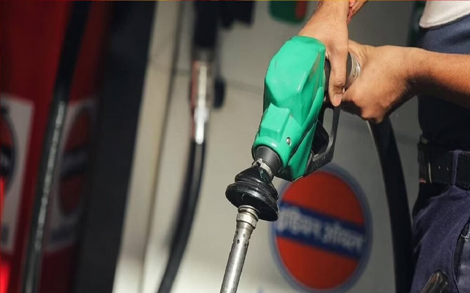 अब डीजल भी हुआ 100 रुपये के पार,  पेट्रोल - डीजल की कीमत में लगातार बढ़ोतरी