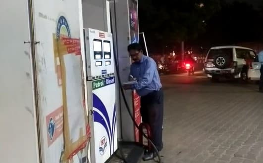 Lucknow News: डीलर्स की कमीशन बढ़ाने की मांग, आधे घंटे के लिए पेट्रोल पंप बंद, आम जनता रही परेशान