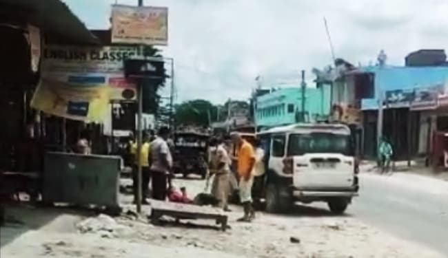 फल विक्रेता को बेरहमी से पीटते पुलिस का क्रूर चेहरा आया सामने, घटना का वीडियो वायरल