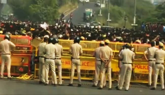 दिल्ली के युवा कारोबारी की आत्महत्या मामले में न्याय की मांग को लेकर सड़क पर उतरे लोग, DND जाम कर किया प्रदर्शन