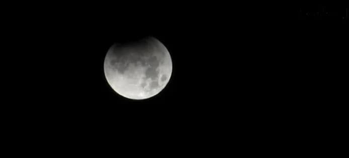 शरद पूर्णिमा के दिन आज लग रहा चंद्रग्रहण, वास्तु शास्त्री से जानिए आपकी हर शंका का समाधान