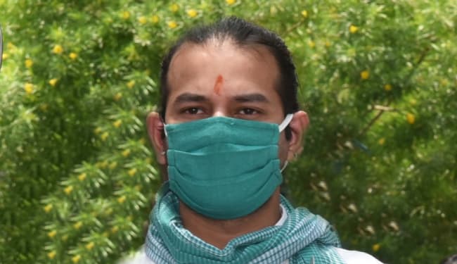 सूचना एवं जनसंपर्क मंत्री के लालू परिवार पर किये गये हमलों पर बोले तेज प्रताप- ”नीरज कुमार को नहीं जानता”