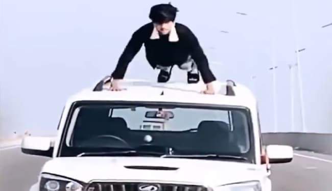 सपा नेता की गाड़ी पर बेटे ने किया स्टंट, यूपी पुलिस ने 'रिवॉर्ड' बता अनोखे अंदाज में दी चालान काटने की सूचना