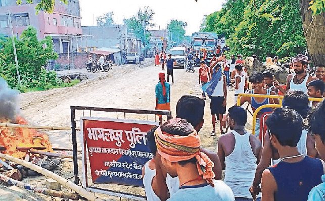 ओवरलोडिंग पर रोक लगाने से ट्रक ड्राइवरों ने किया हंगामा, एनएच पर टायर जला कर किया विरोध प्रदर्शन