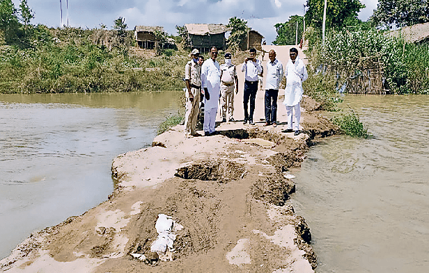कटरा की 14 पंचायतों का प्रखंड मुख्यालय से टूटा संपर्क,चार पहिया वाहनों के डायवर्सन से परिचालन पर लगी रोक