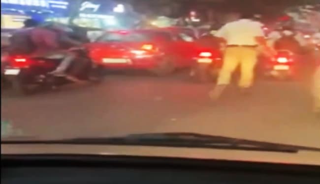 जाम में फंसे एंबुलेन्स को निकालने के लिए ट्रैफिक जवान ने लगायी एक किमी तक दौड़, वीडियो वायरल