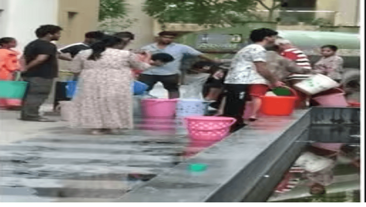 बिल्डर-सोसायटी के विवाद में पानी को तरस रहे गगनचुंबी इमारत के 15,000 लोग, सीढ़ियाें से ढो रहे टैंकर का पानी