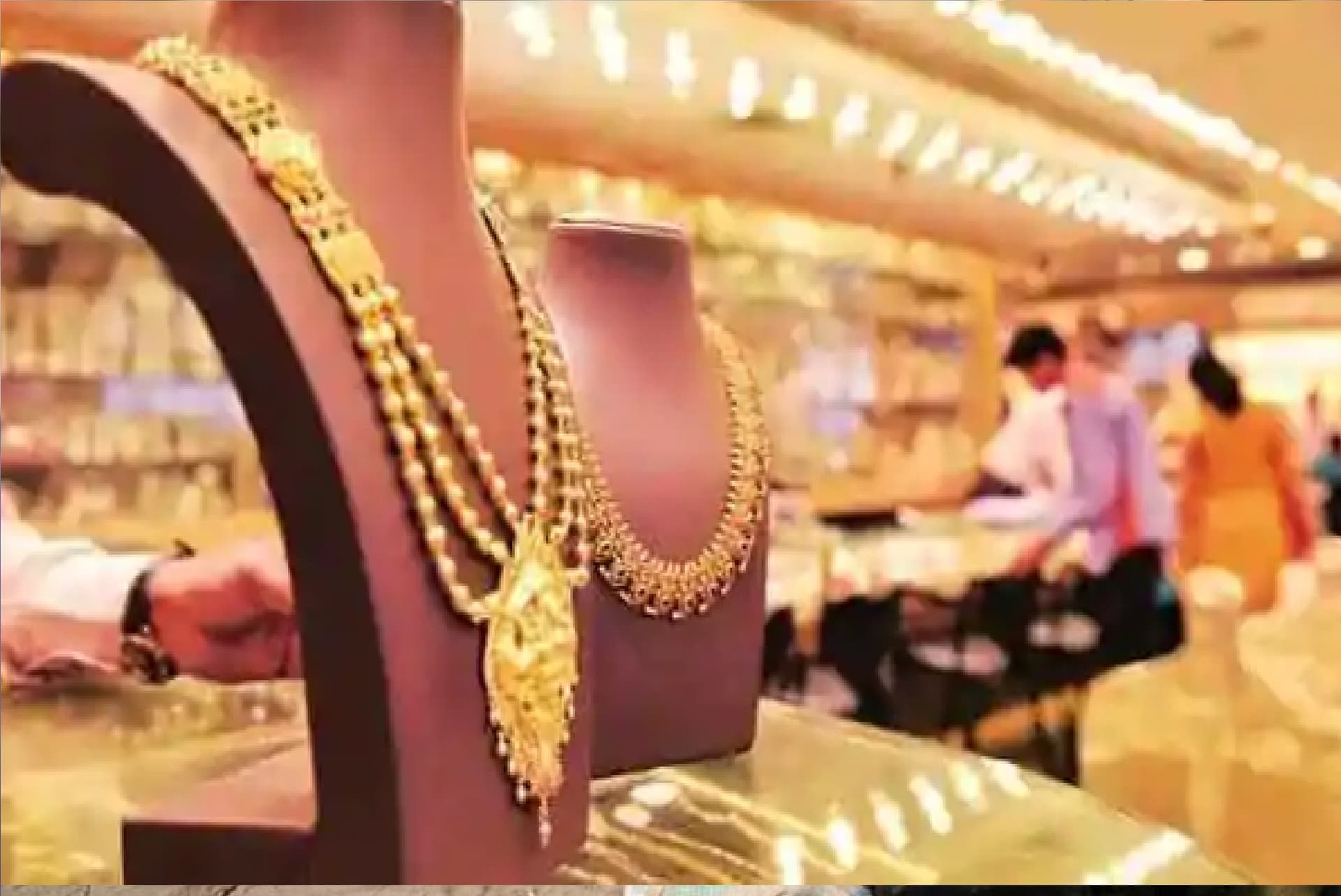 Gold-Silver Price Today: सोने के दाम में तेजी जारी, चांदी टूटी, जानें क्या है आज का भाव