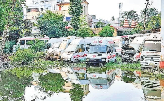 किसी का क्लच गड़बड़ तो किसी का टायर खराब, मोतिहारी में धूप-पानी से सड़ रहे करोड़ों के एंबुलेंस