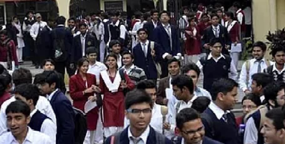 स्कूल की फीस वसूली से परेशान अभिभावकों ने रोका मुख्यमंत्री का काफिला