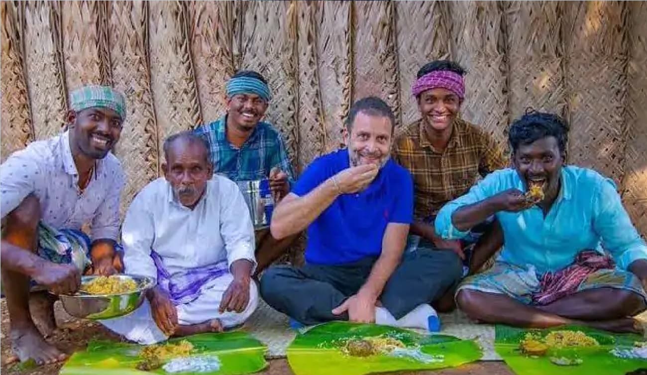 खाना बनाते नजर आये राहुल गांधी, विलेज कुकिंग टीम के साथ बैठकर लिया भोजन का आनंद