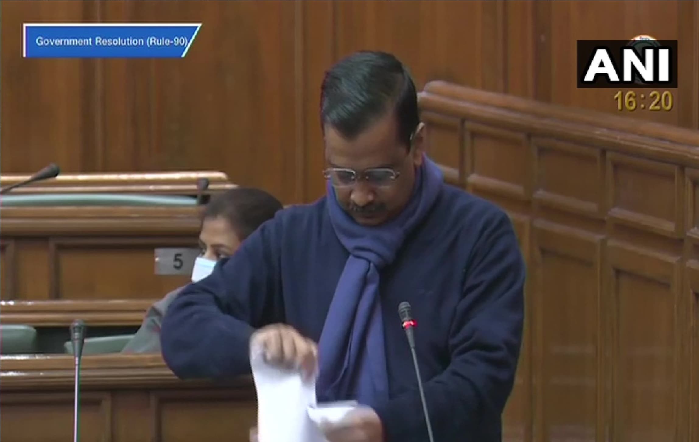 केजरीवाल ने फाड़ा कृषि बिल, भाजपा बोली - दिमाग की बत्ती है गुल, नौटंकी कर रहे फुल