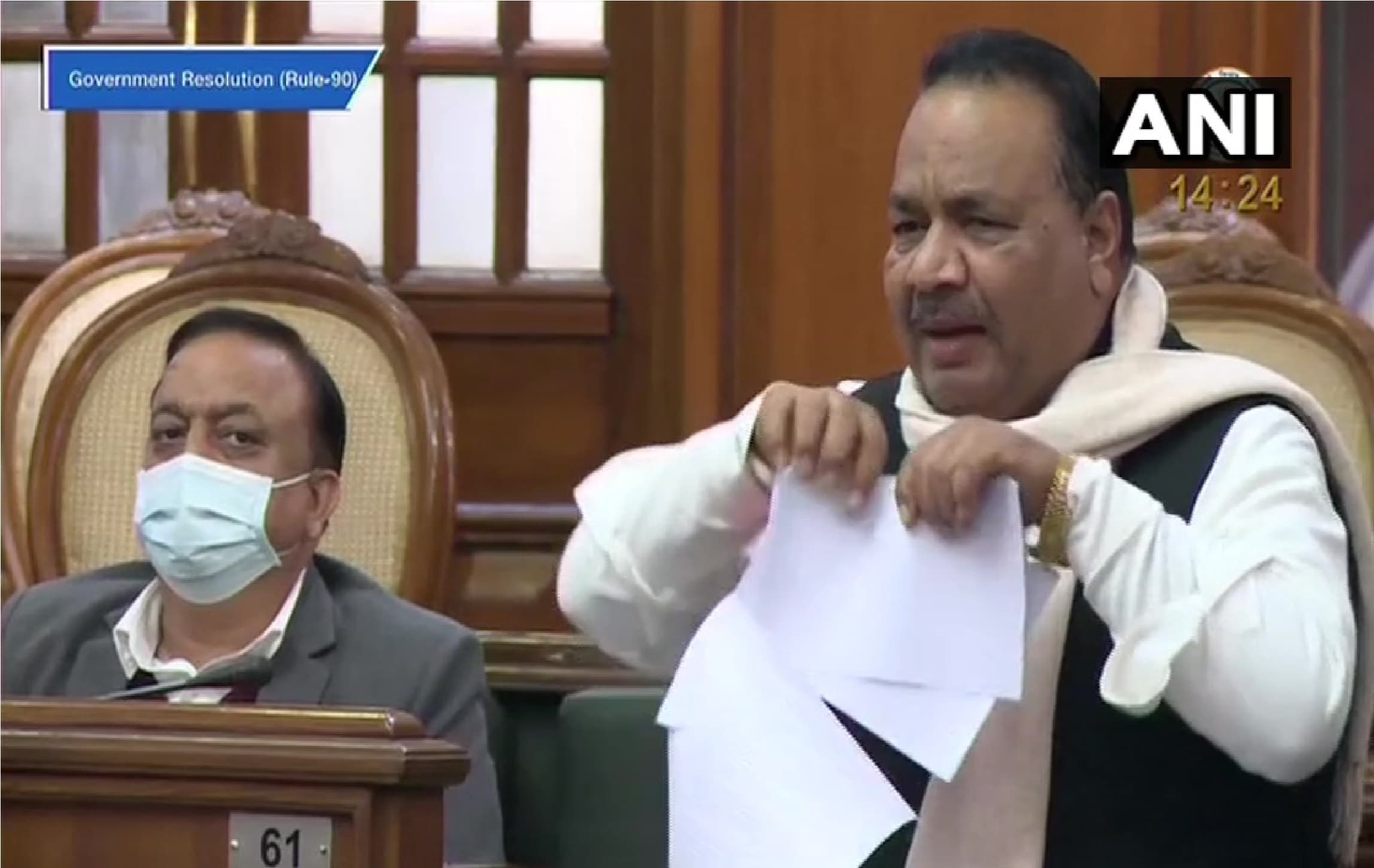 कृषि कानूनों की प्रति फाड़कर आप विधायक ने किया विरोध कहा, काला कानून किसानों के खिलाफ