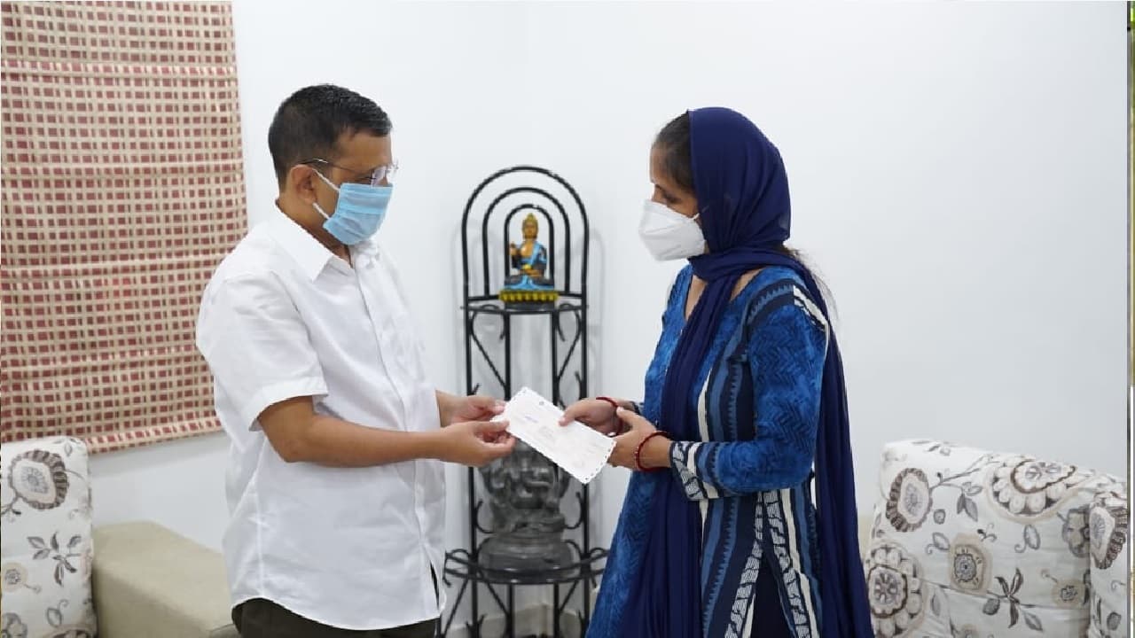 कोविड-19  की वजह से मारे गये फार्मासिस्ट के परिवार से मिले केजरीवाल , एक करोड़ रुपये की सहायता  दी