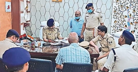 डीआइजी मनु महाराज ने की अभिलेख की जांच, कहा- अभिलेख रखें दुरुस्त