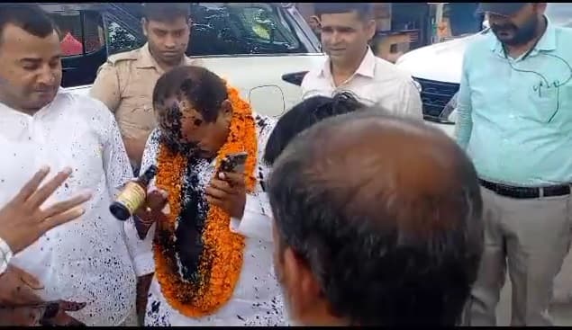 Politics: जब नेताओं पर फेंकी गई स्याही और उछाले गए जूते, यूपी सहित देश-दुनिया में विरोध जताने का बना जरिया