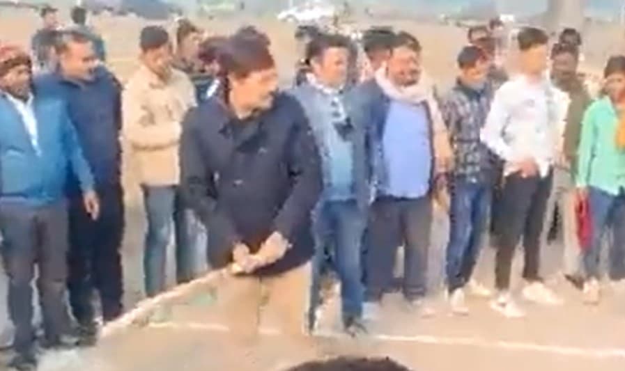 क्रिकेट खेल रहा पूर्वांचल का भगोड़ा डॉन धनंजय सिंह, SP का CM योगी पर तंज- भाजपा का काम, अपराधी सरेआम
