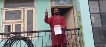 मथुरा में हाई-वोल्टेज ड्रामा, पुलिस से बचने के लिए संत ने खुद को कमरे में किया बंद, एक घंटे बाद गिरफ्तारी