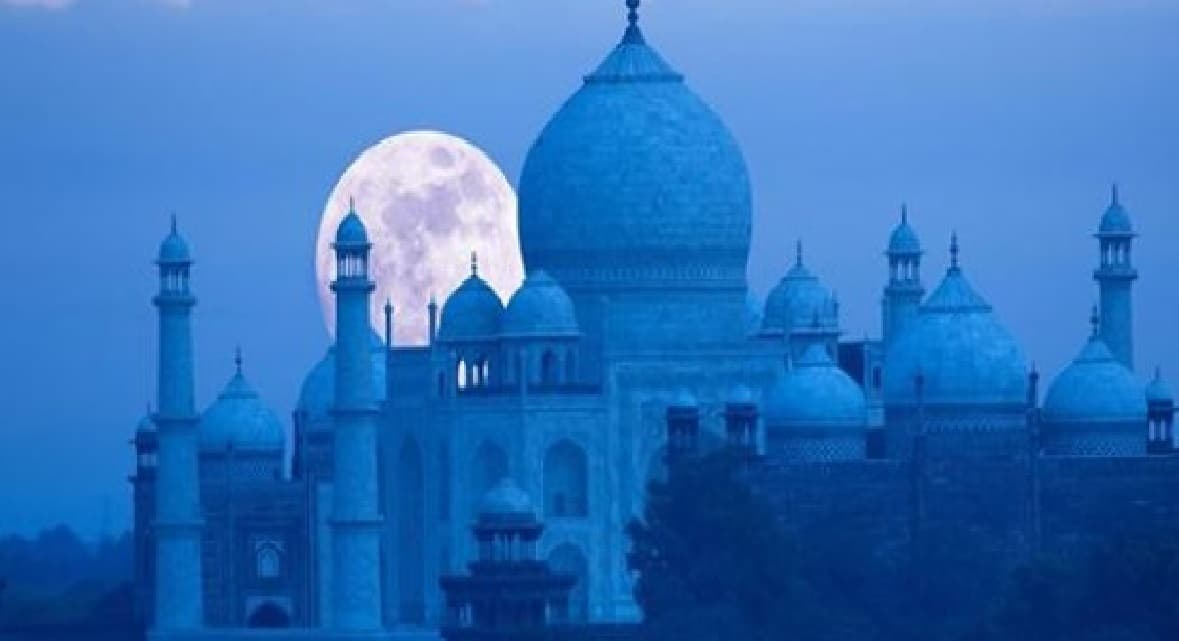 Agra News: जब चांद की रोशनी में चमकते हैं ताजमहल में लगे 16 तरह के पत्थर तो लोग कहते हैं- ‘वाह ताज’… Agra News: जब चांद की रोशनी में चमकते हैं ताजमहल में लगे 16 तरह के पत्थर तो लोग कहते हैं- ‘वाह ताज’…