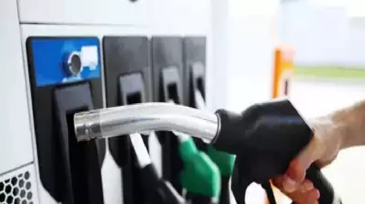 Fuel Price Today: पेट्रोल-डीजल के ताजा रेट जारी, जानें क्या है आज UP के शहरों में तेल का भाव