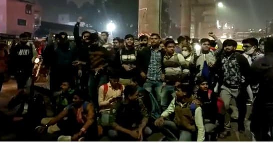 लखनऊ के चारबाग बस स्टैंड पर अभ्यर्थियों का हंगामा, कानपुर के लिए बस नहीं मिली तो करने लगे नारेबाजी