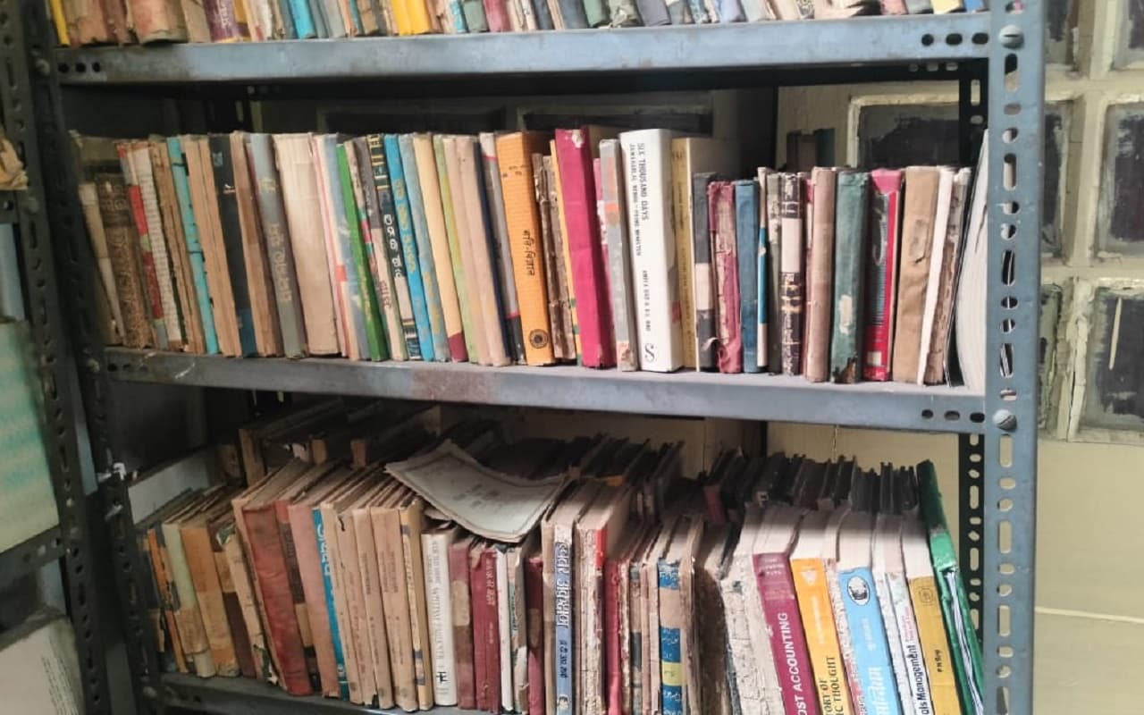 West Bengal News: रिटायरमेंट के रुपयों से गांव में बनाया पुस्तकालय, किया पिता के सपने को पूरा West Bengal News: रिटायरमेंट के रुपयों से गांव में बनाया पुस्तकालय, किया पिता के सपने को पूरा