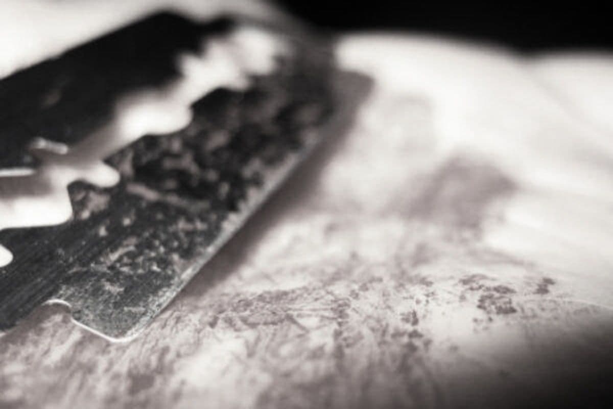 झारखंड : ब्लेड से गला रेतकर पत्नी की हत्या, प्राइवेट पार्ट भी काटा, फिर शव के पास बैठ गा रहा था गम भरा गाना