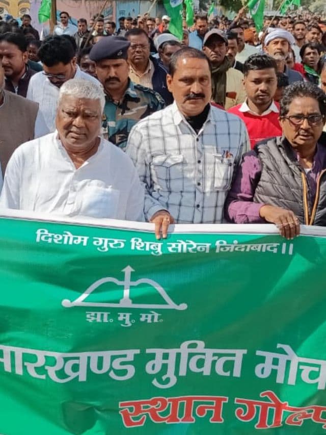 झामुमो स्थापना दिवस पर हेमंत सोरेन का मुखौटा लगाकर कार्यकर्ताओं ने बजाया मांदर-बैंड, आप भी देखें