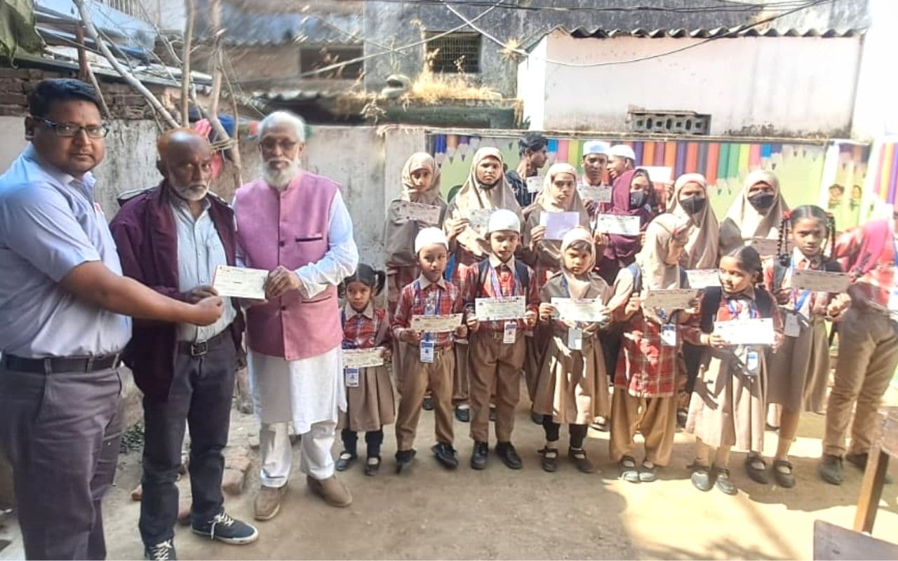 फ्रेंड्स ऑफ वीकर सोसाइटी रांची ने 36 गरीब होनहार बच्चों को दी स्कॉलरशिप