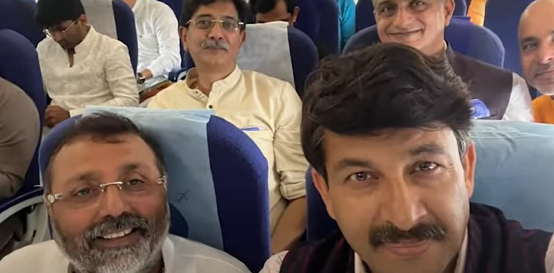 इन दिग्गजों को लेकर देवघर लैंड हुई  पहली कॉमर्शियल फ्लाइट