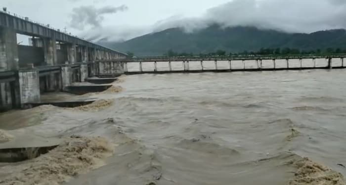 गंडक और पुनपुन नदी में उफान, वाल्मीकिनगर बराज का छोड़ा गया एक लाख 63 हजार क्यूसेक पानी