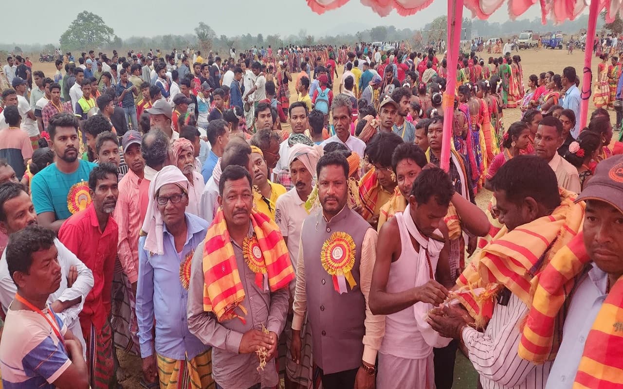 खरसावां : मांदर की थाप पर जमकर थिरके युवा,  दिशोम बाहा पर्व में की सुख शांति की कामना