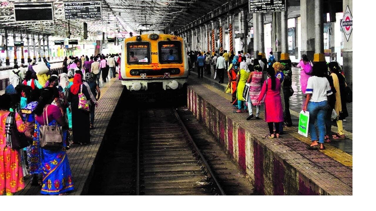 Mumbai Local Train: बॉम्बे HC ने कहा, खचाखच भरी ट्रेन से गिर कर यात्री के जख्मी होने पर रेलवे देगा मुआवजा