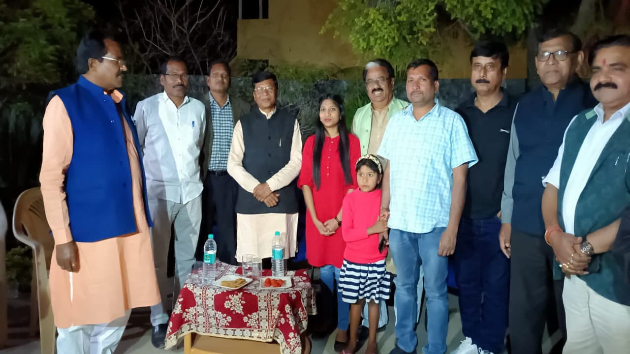 यूक्रेन से लौटे संदीप और उर्मिला से मिले लोहरदगा सांसद सुदर्शन भगत, छात्रों ने सुनायी आपबीती