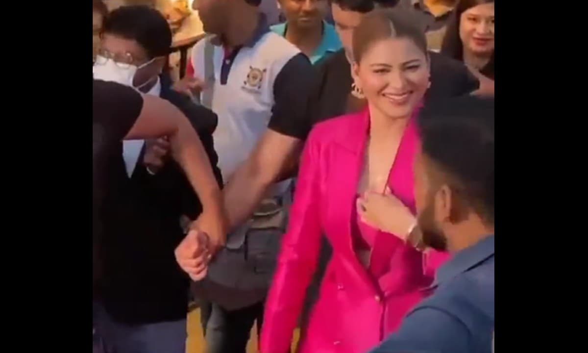 उर्वशी रौतेला के सामने फैंस ने लगाये ‘ऋषभ पंत’ के नारे, एक्ट्रेस ने दिया दिलचस्प रिएक्शन, वीडियो वायरल