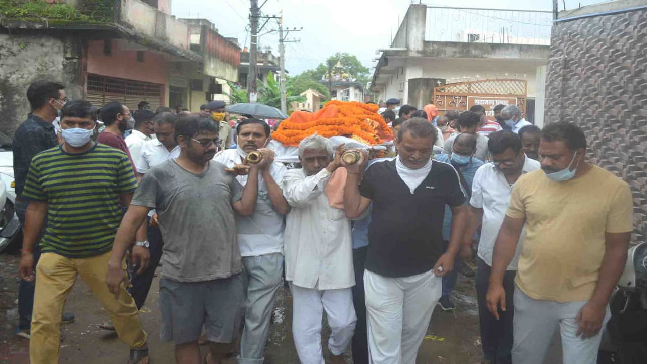 पिता के कंधों पर निकली पुत्र की अर्थी, हजारीबाग मुक्तिधाम में जज उत्तम आनंद का हुआ अंतिम संस्कार, रो पड़ा शहर