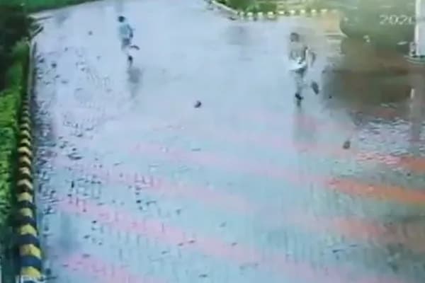 VIDEO : हथकड़ी खोल पेट्रोल पंप से भागा आरोपी, पीछे दौड़ती रह गई पुलिस