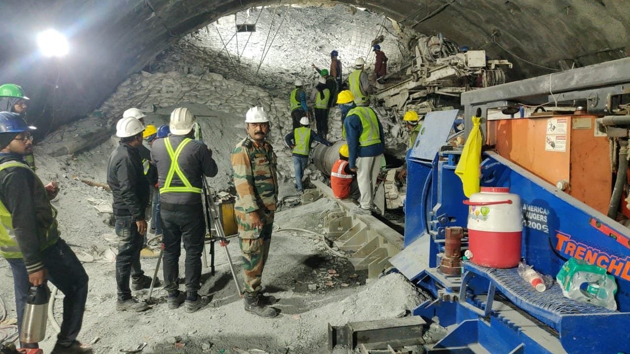 Uttarkashi Tunnel Rescue: 10 दिनों से सुरंग में फंसे 41 मजदूर, 6 इंच पाइपलाइन से भेजी गई खिचड़ी, हुई बात