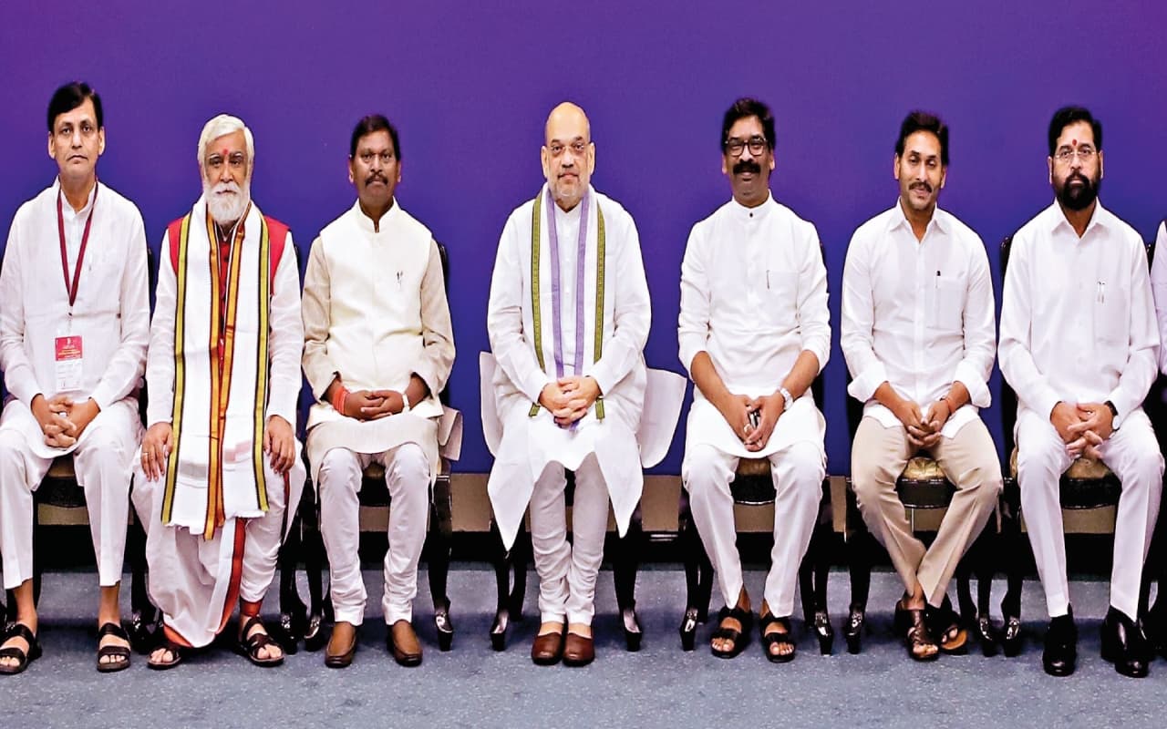 झारखंड सीएम हेमंत सोरेन ने केंद्र सरकार से की मांग, खनन कंपनियों पर बकाया पैसे और आठ लाख पीएम आवास दे झारखंड सीएम हेमंत सोरेन ने केंद्र सरकार से की मांग, खनन कंपनियों पर बकाया पैसे और आठ लाख पीएम आवास दे