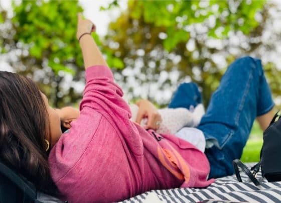 वामिका को गोद में लेकर आकाश में क्या दिखा रही हैं अनुष्का, कोहली के साथ…