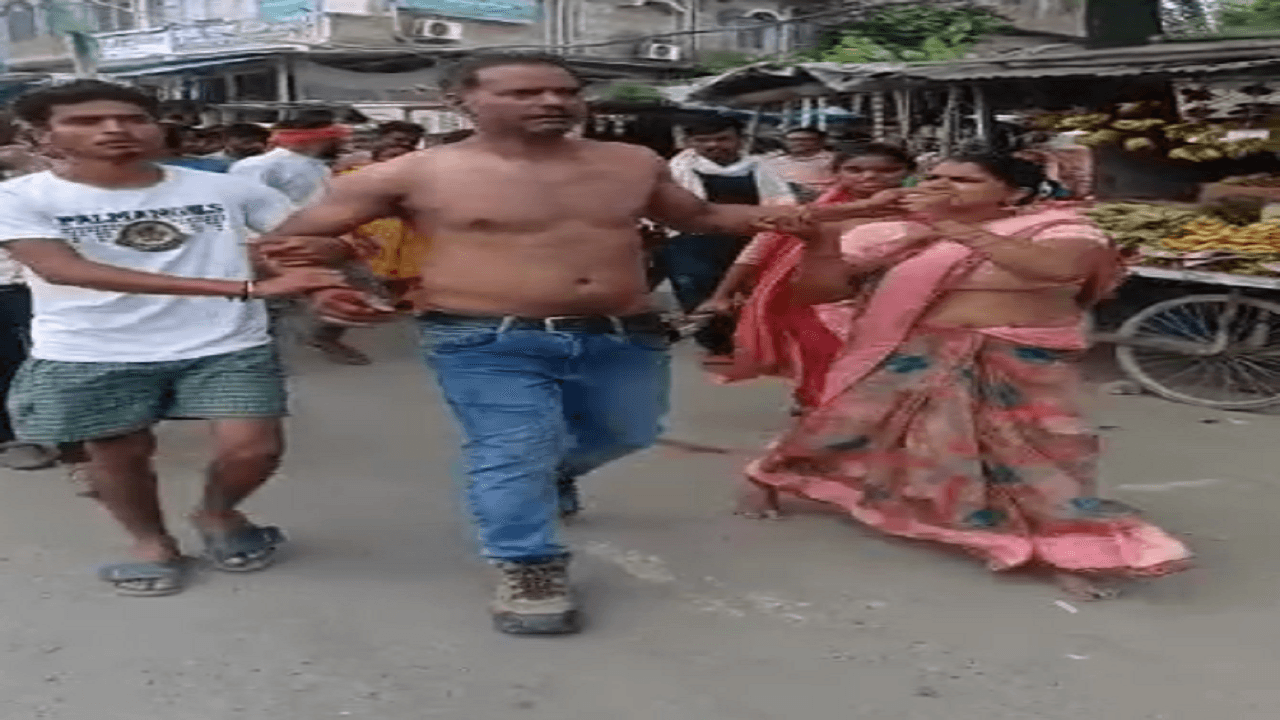 बिहारः हाजीपुर में छात्रा से शिक्षक ने की अश्लील हरकत, बीच चौराहे पर लोगों ने चप्पल से पीटा, वीडियो वायरल