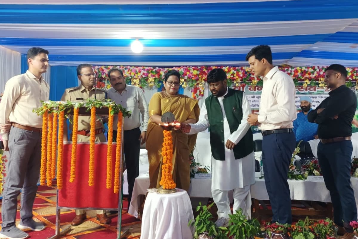 झारखंड: 74वें वन महोत्सव में विधायक भूषण तिर्की ने प्रदूषण व जलवायु परिवर्तन पर जतायी चिंता, दिए ये सुझाव