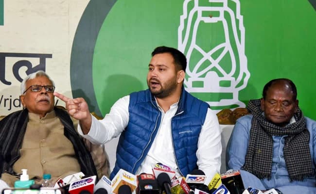 Tejashwi yadav News: दिल्ली में बीमार पिता को छोड़ पटना पहुंचे तेजस्वी यादव, किसानों के लिए महागठबंधन के मानव श्रृंखला में होंगे शामिल