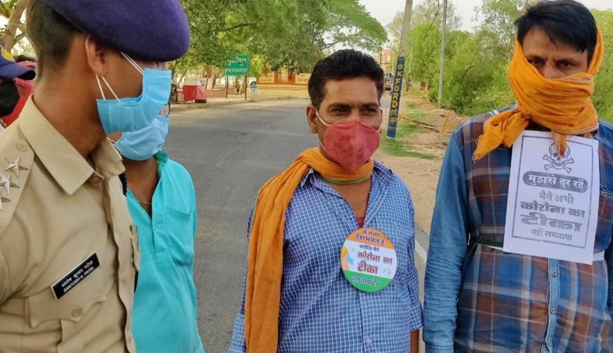 कोरोना वैक्सीन लगाने वालों को 'देशभक्ति' का तमगा बांट रही एमपी पुलिस, नहीं लगाने वालों को 'डैंजरस' का पोस्टर